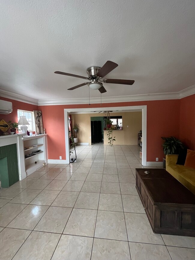 Building Photo - 4327 Kenwood Ave Unit Front House