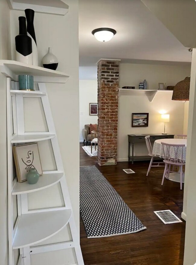 Charming 2 Bedroom with Fenced Yard & Park... House House Rental in