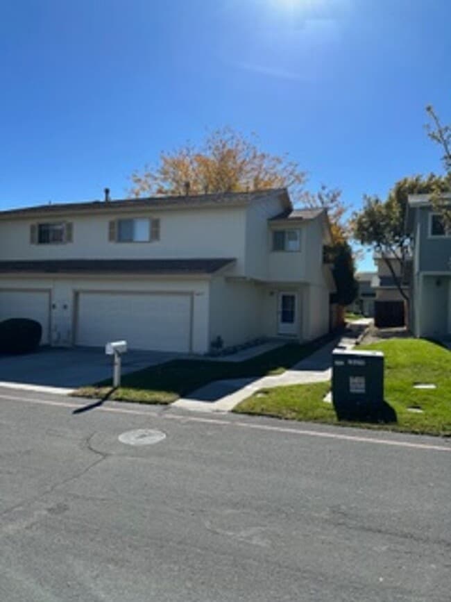 Building Photo - 3 Bed, 2.5 bath home in Carson City, Avail...