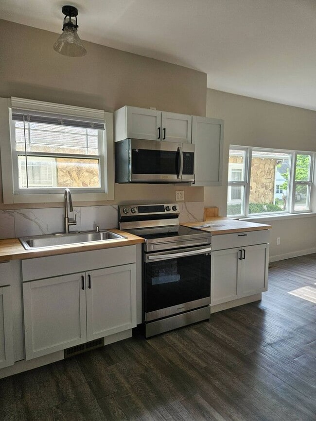 Photo - Charm, location and a great price ! Do not pass this up