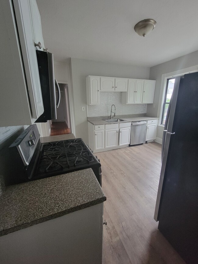 Kitchen - 76 Bellevue St
