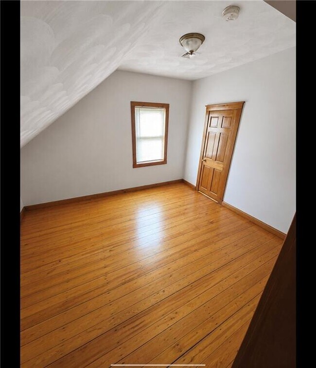 107 Ring St
