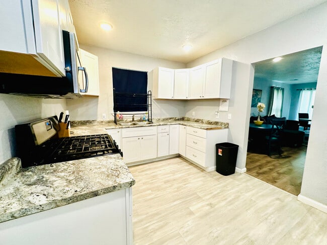 Photo - 606 NW Dearborn Ave