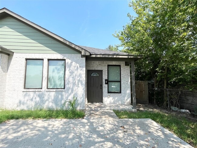 Building Photo - 5121 Southwind St Unit B