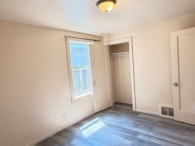 Photo - Cute House - 3Bed 1Bath - ONE Block from CMU!!!