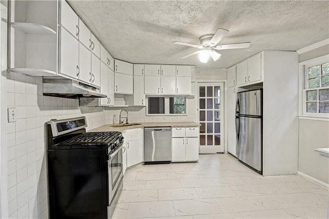 Photo - 2008 Shalimar Dr NE