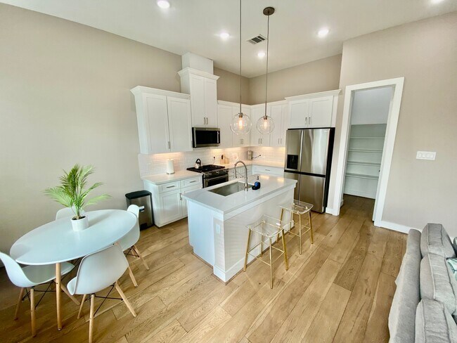 Photo - 303 Queen Sude Ln