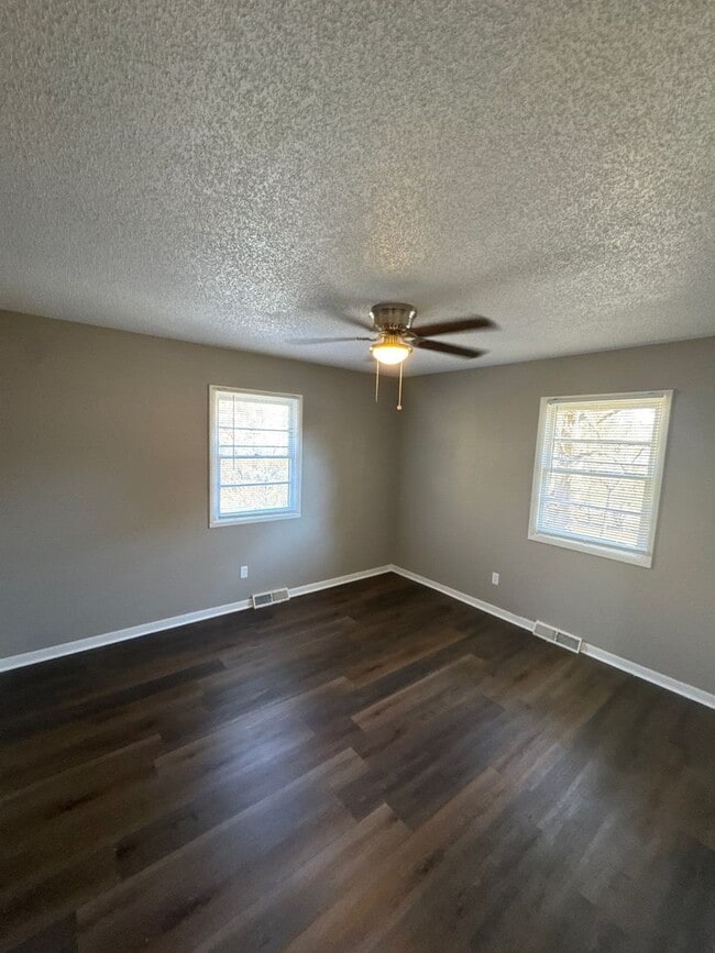 Photo - AVAILABLE NOW!! Oak Grove 3 Bed 2 Car garage!