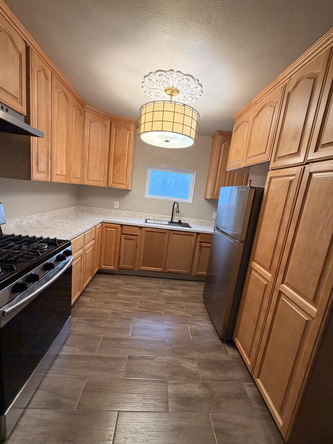 429 W 4th St