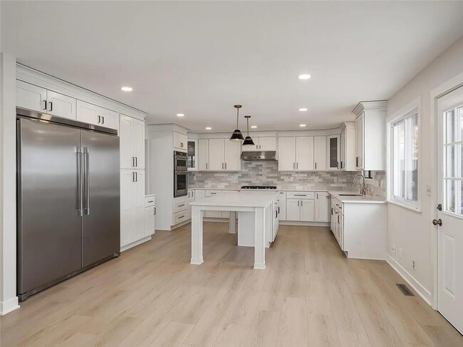 Photo - 7783 Kingsview Ln N