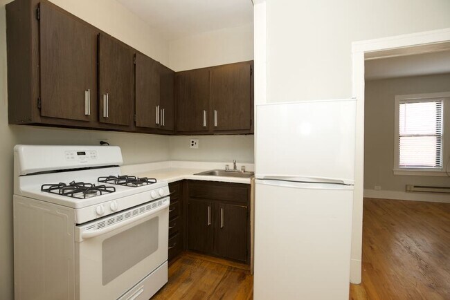 Photo - 3722 N Pine Grove Ave Unidad E4
