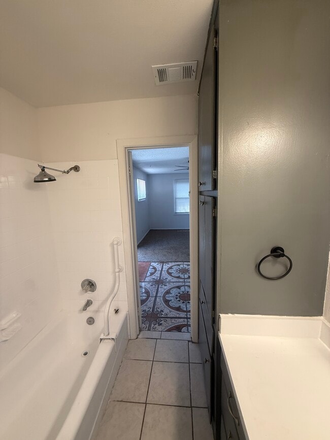Photo - 1906 N Hughes St