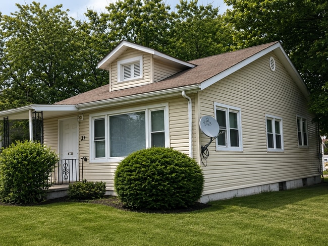 Building Photo - Spacious 3 Bedroom Home