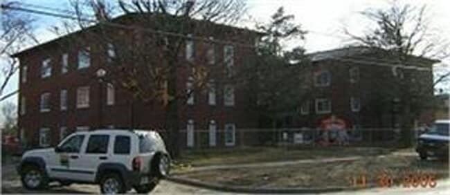 Building Photo - AVAILABLE FALL 2026! 1 Bedroom Condominium in University Heights!