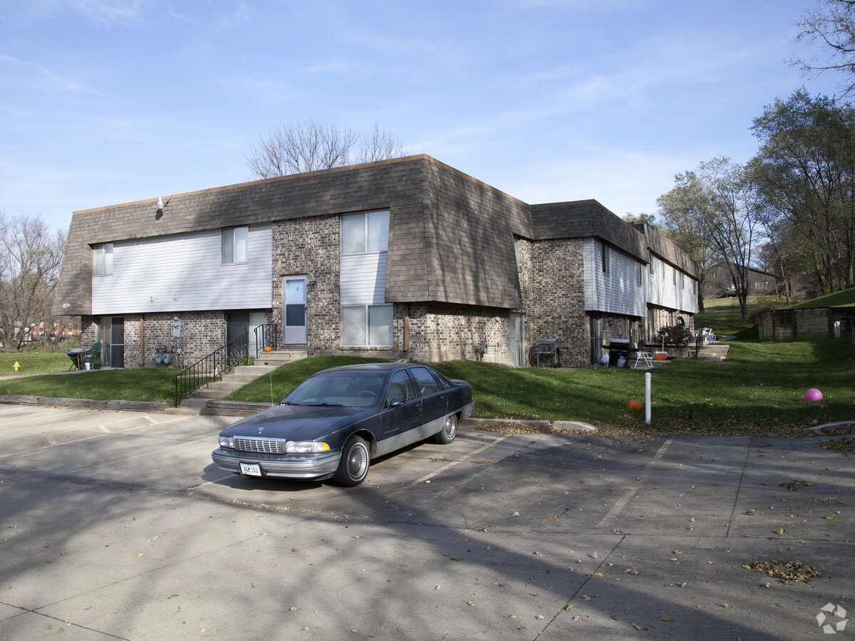 Primary Photo - 920 Meadow Ln