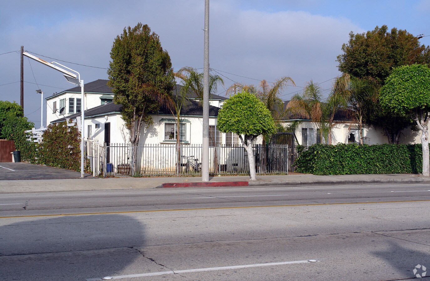Photo - 325 N La Brea Ave Apartments