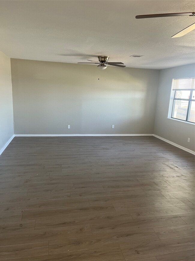 Photo - 402 Thompson Dr