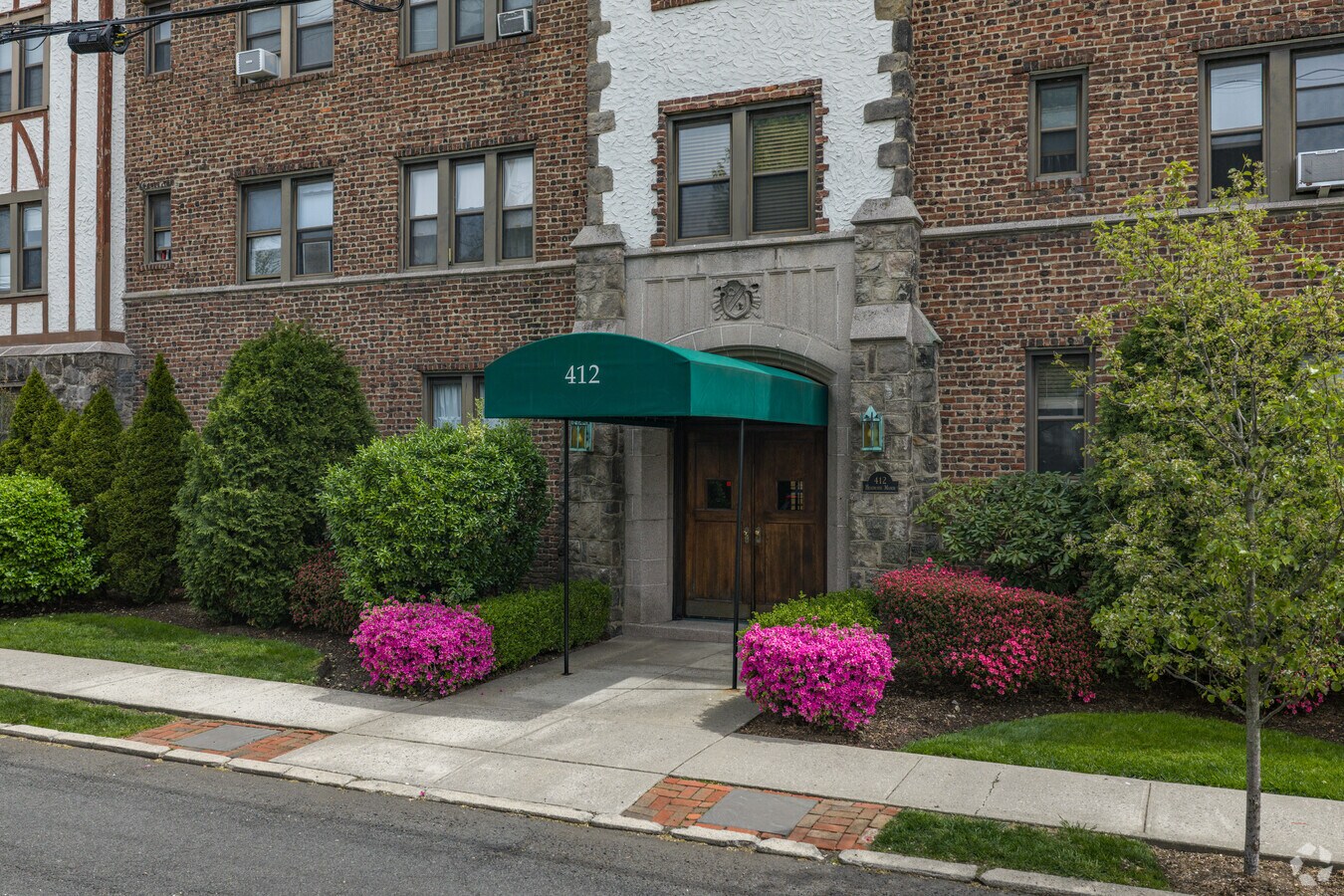 Photo - 412 Munro Ave