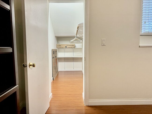 Photo - 1088 Dunlop Ave