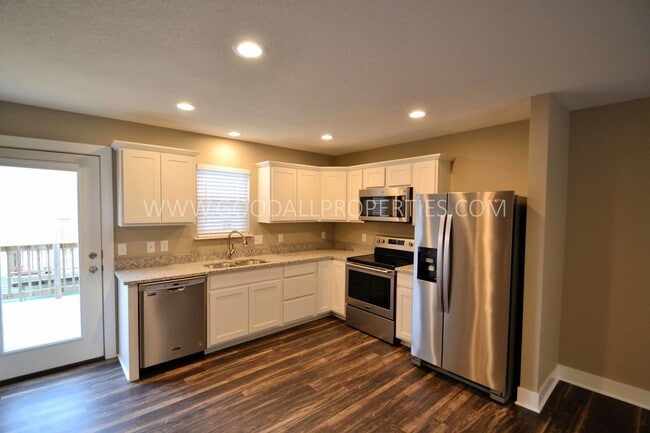 Photo - 2 Bedroom, 2 1/2 Bath Townhome in Urbandale with attached 2 car garage
