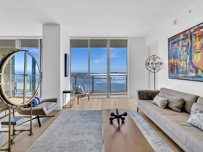 Building Photo - 1300 Brickell Bay Dr Unit 4202