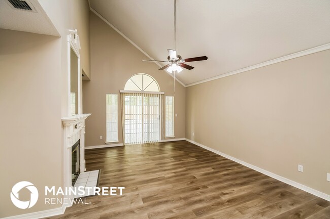 Photo - 8054 Loch Lomond Ln