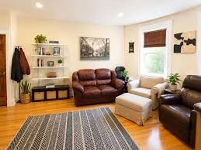 Building Photo - No Brokers Fee Unit on Cleveland Circle, Eat-in Kitchen, Big Bedrooms, Steps from the T Stop, Par...