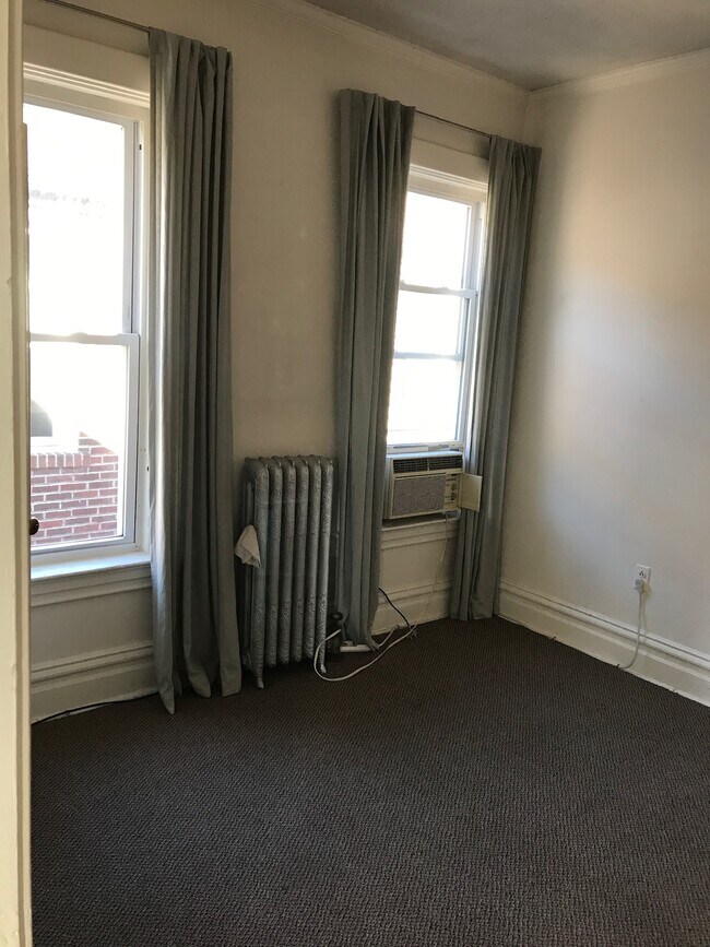 living area - 604 Washington Ave Unit 1