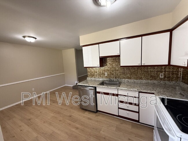 Photo - 6051 In the Pines Dr SE