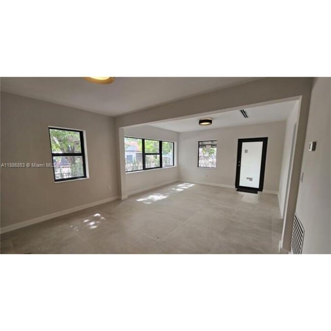 Photo - 424 NE 63rd St