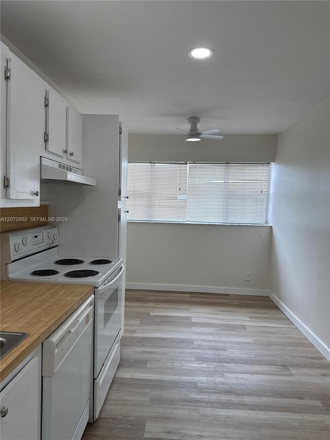 Building Photo - 8380 Sands Point Blvd Unit J310