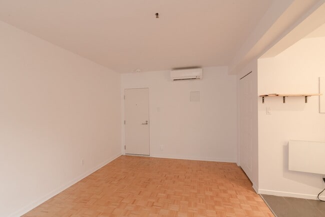 Photo - 25 Av des Pins O Unit 330