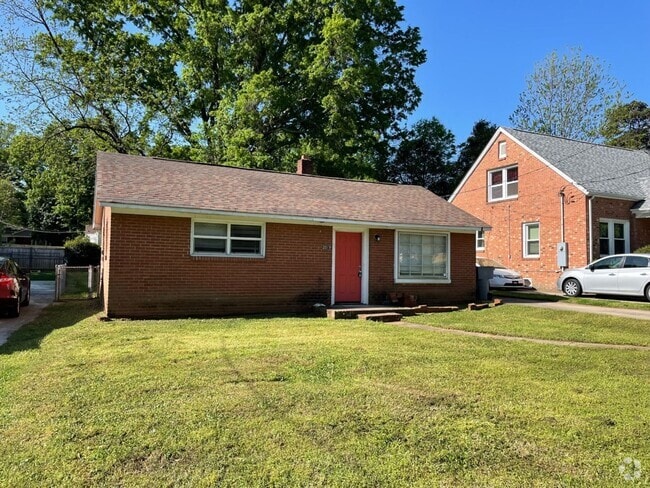 Building Photo - Adorable 3 bedroom 2 bath Ranch style home...