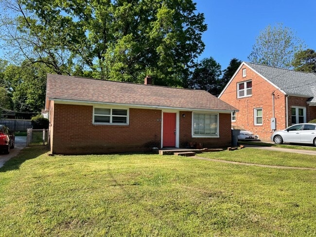 Adorable 3 bedroom 2 bath Ranch style home... - Adorable 3 bedroom 2 bath Ranch style home...