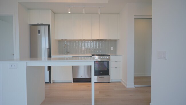 Photo - 1660-1660 Bloor St W