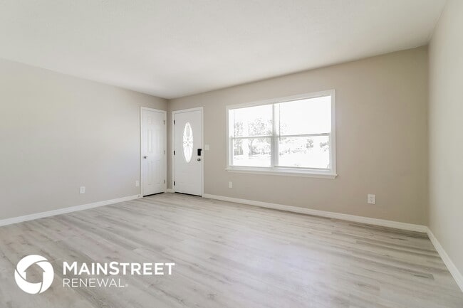 Photo - 466 Oxford Dr