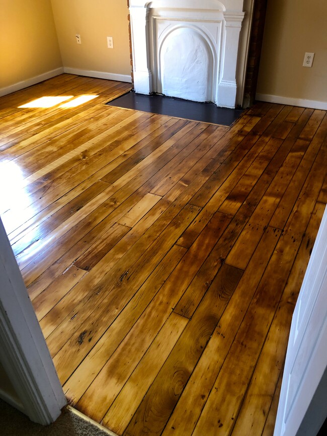 Living room - 2211 Sarah St Unit 2