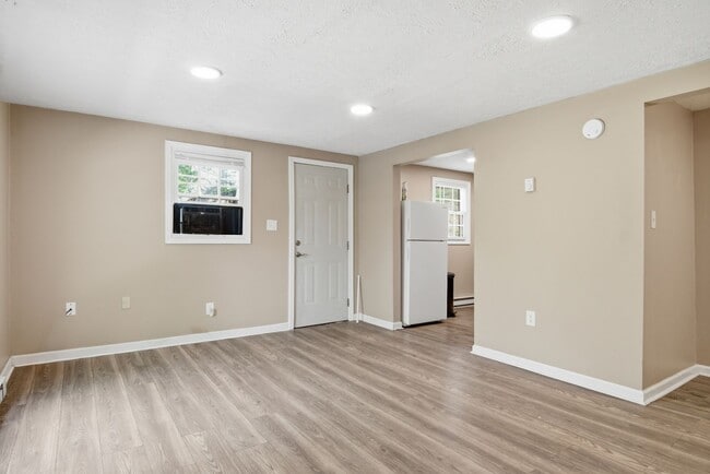 Photo - 2 Bed / 1 Bath. Off street parking. Unidad 4