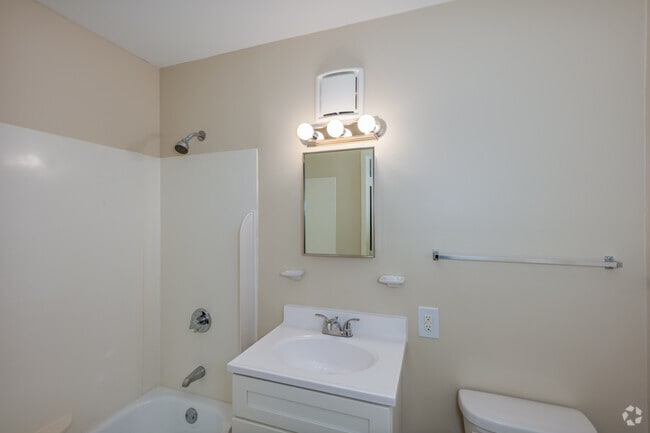 1BR, 1BA - 557SF - Bathroom