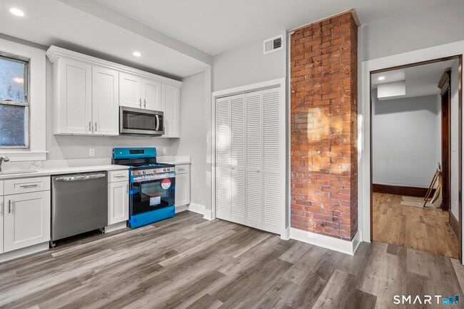 Building Photo - 548 Ferry St Unit 1