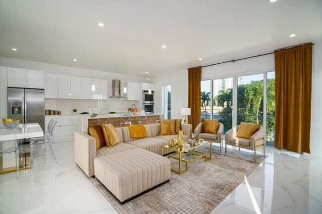 1002 N Riverside Dr