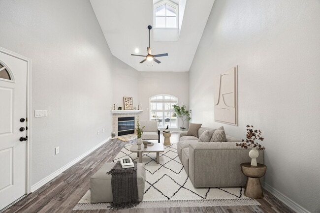 Sala de estar amueblada - McFarlin Place Apartments