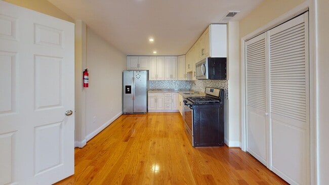 Photo - 652 Newton Pl NW