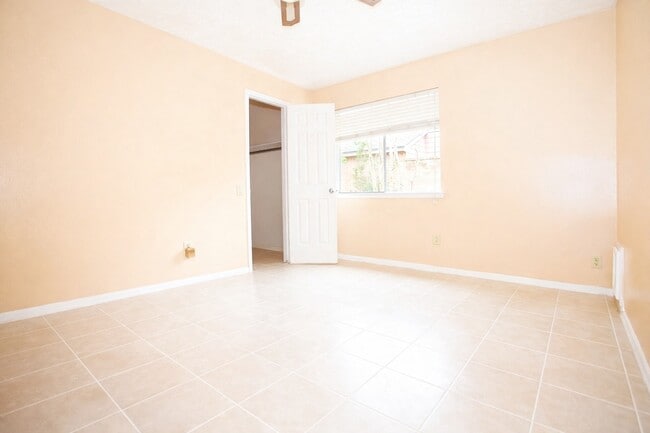 Photo - 6318 Crakston St