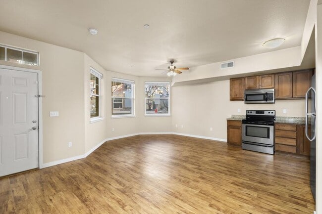 Photo - 130 E 1st St