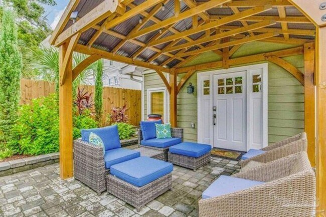 Building Photo - Adorable downtown cottage!