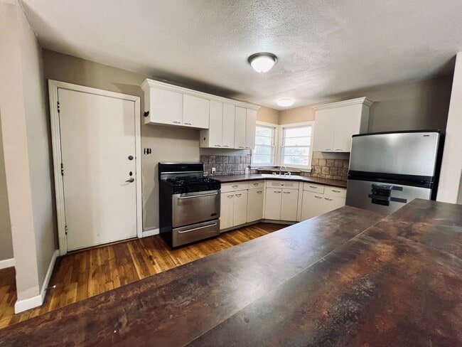 Photo - Large 4/2.5/1 Near Texas Tech with Extra Bonus Room