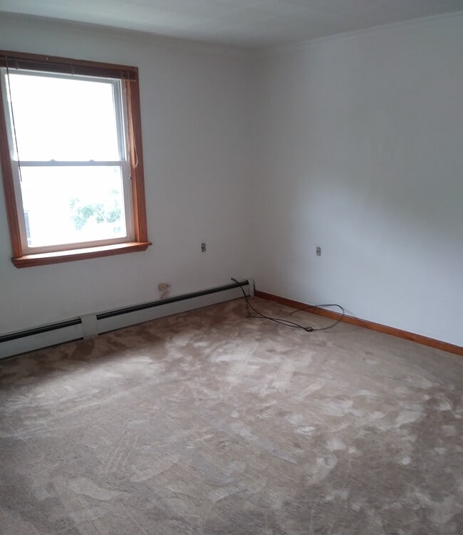 LIVING ROOM - 511 Hickory St Unit Apt 3