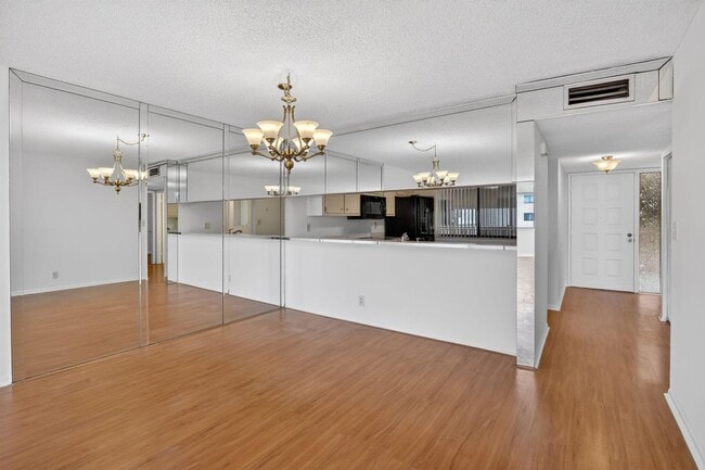 Photo - 8030 Hampton Blvd Unidad 414