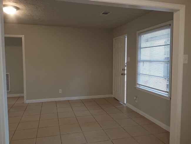 Photo - Cozy 2 bed / 1 bath - Move in Ready!